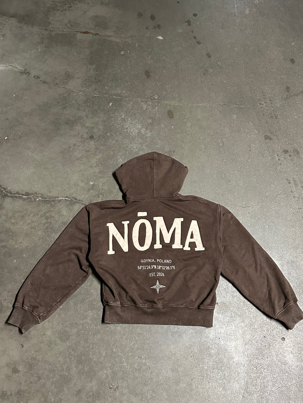 NŌMA DROP 01 – bluza brązowa, widok z tyłu