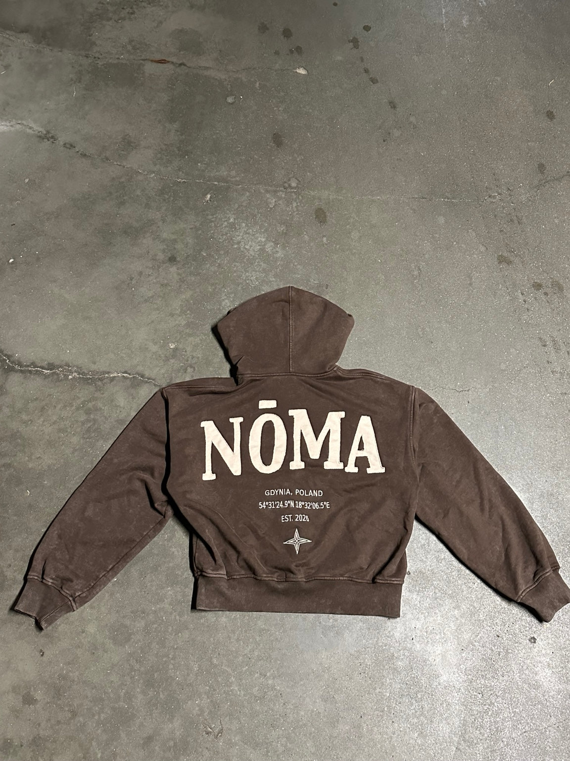 NŌMA DROP 01 – bluza brązowa, widok z tyłu