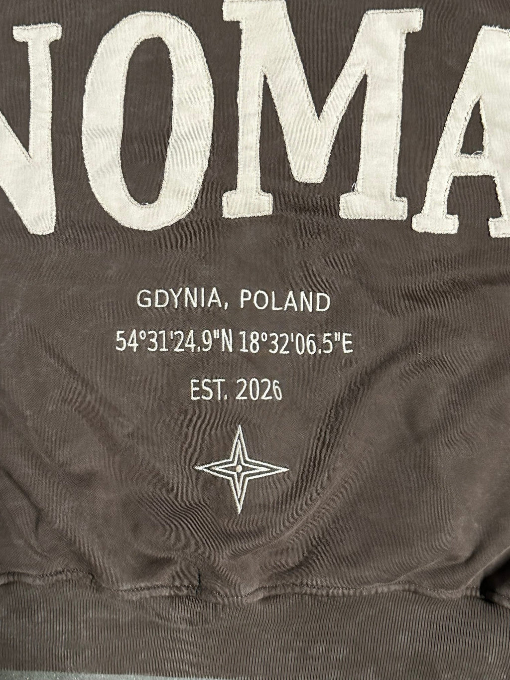 NŌMA – współrzędne Gdyni na plecach