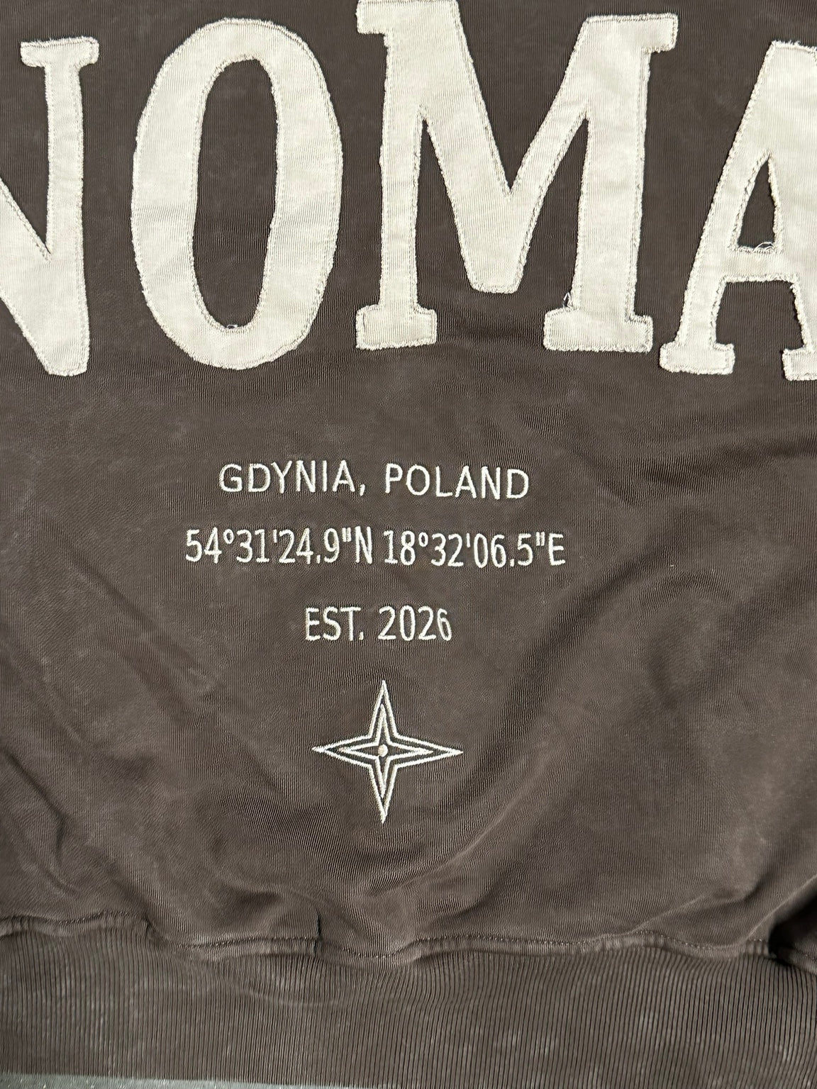 NŌMA – współrzędne Gdyni na plecach